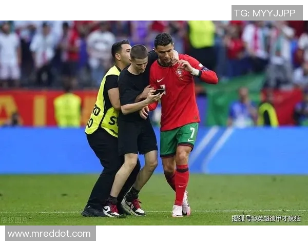 欧冠赛场惊现奇葩事件球迷冲入场内抢夺C罗球衣