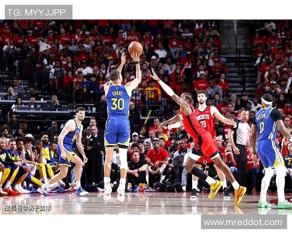 汤普森领衔勇士对决公牛球队的精彩较量与赛场瞬间回顾 汤普森领衔勇士对决公牛球队的精彩较量与赛场瞬间回顾