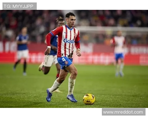 马丁内斯的传奇旅程：从新星崛起到足球巨星的蜕变与荣耀